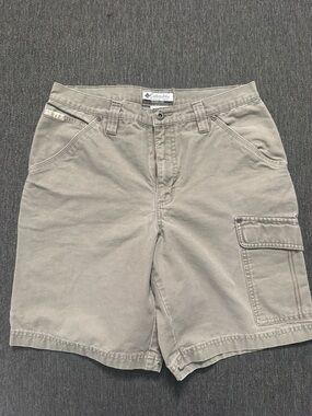Old school I Columbia Men's Tan Cargo Shorts size 32 perfect for hiking outdoors